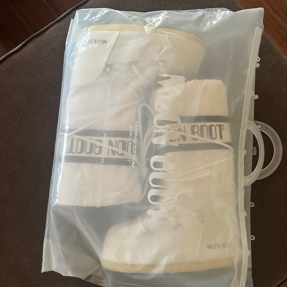 White Icon Moon Boots - Picture 8 of 10